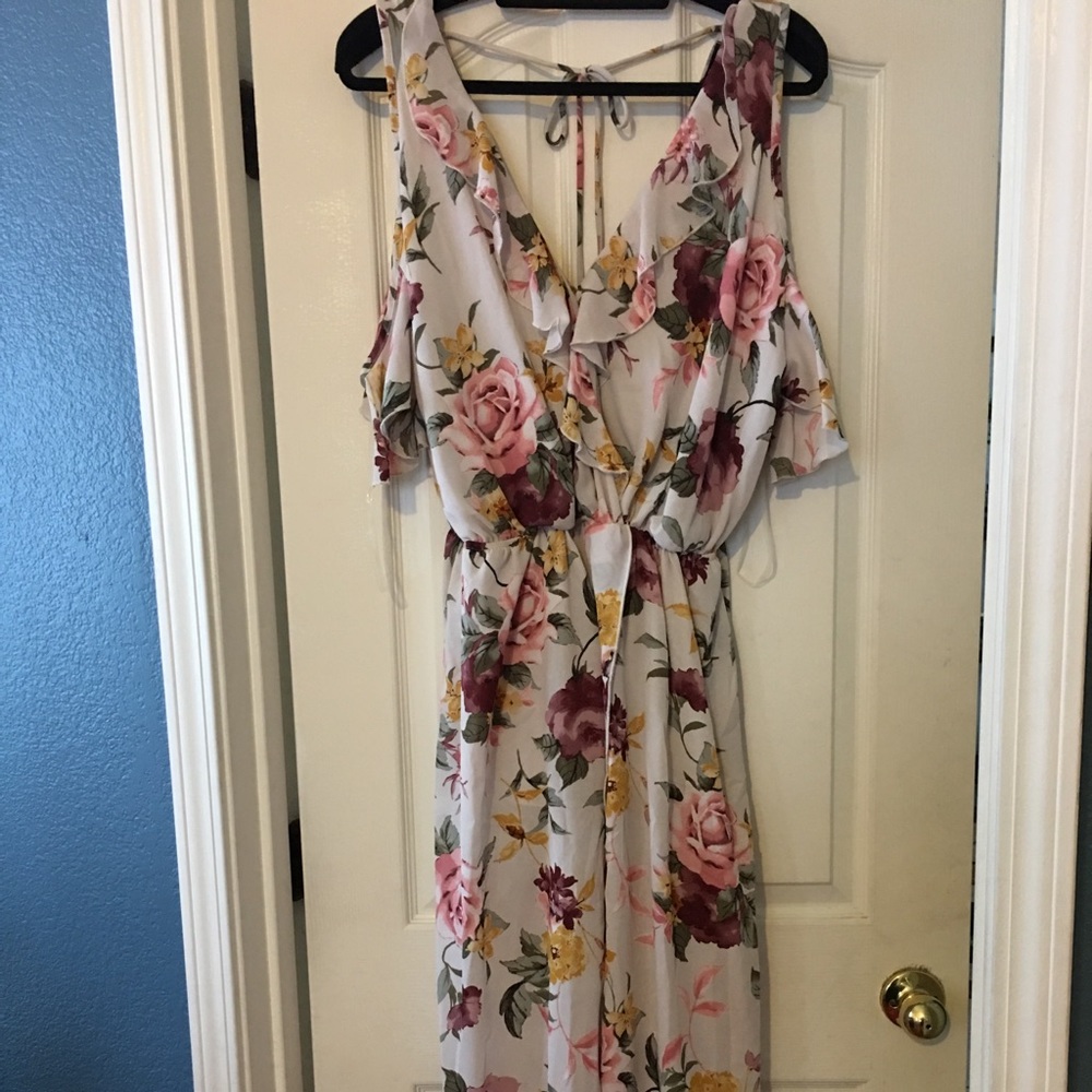 GORGEOUS cold shoulder flowy floral dress!